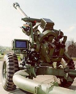 British Army 105mm light gun with LINAPS aiming system